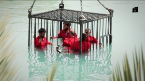 Estado Islâmico afoga espiões dentro de gaiola em piscina (Reprodução/ Vídeo/ Islamic State/Wilayat Nineveh)