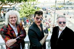  O guitarrista Brian May, o vocalista Adam Lambert e o baterista Roger Taylor do Queen posam na sacada do hotel Copacabana Palace Foto: Efe 