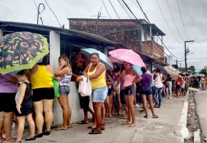 Um imensa fila foi formada para receber o Abono Natalino na cidade de Bayeux-PB - Foto: Sérgio Rcardo/DIÁRIOPB