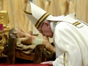 Papa Francisco beija menino Jesus