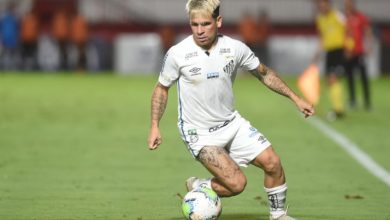Soteldo vestindo a camisa do Santos. Agora o venezuelano vai defender o manto do Toronto FC na MLS. Imagem: Divulgação Santos FC