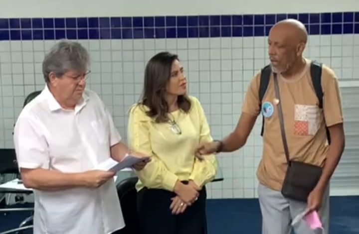 Dalmo entrega carta programa nas mãos de João Azevedo. Foto: Ascom / Yuri Pontes